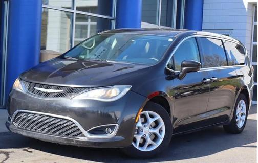 Brilliant Black Crystal Pearlcoat 2018 Chrysler Pacifica Touring Plus