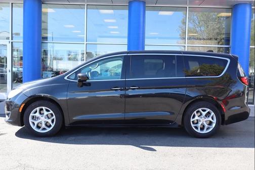 Brilliant Black Crystal Pearlcoat 2018 Chrysler Pacifica Touring Plus