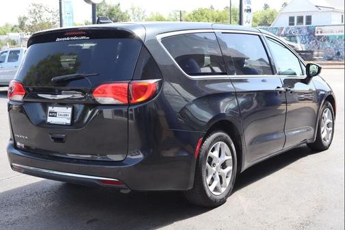 Brilliant Black Crystal Pearlcoat 2018 Chrysler Pacifica Touring Plus