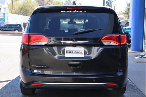 Brilliant Black Crystal Pearlcoat 2018 Chrysler Pacifica Touring Plus