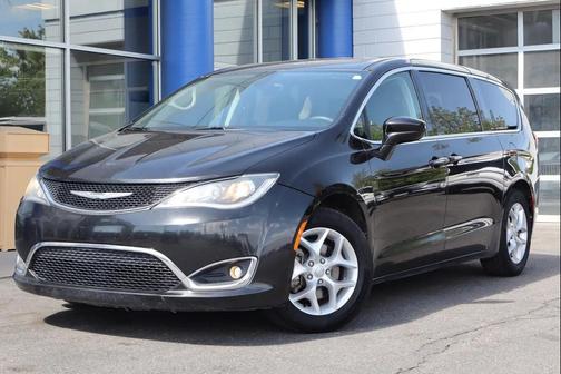 Brilliant Black Crystal Pearlcoat 2018 Chrysler Pacifica Touring Plus