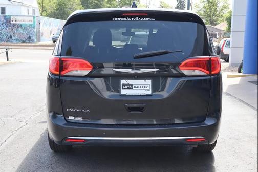 Brilliant Black Crystal Pearlcoat 2018 Chrysler Pacifica Touring Plus