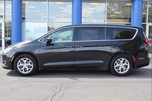 Brilliant Black Crystal Pearlcoat 2018 Chrysler Pacifica Touring Plus