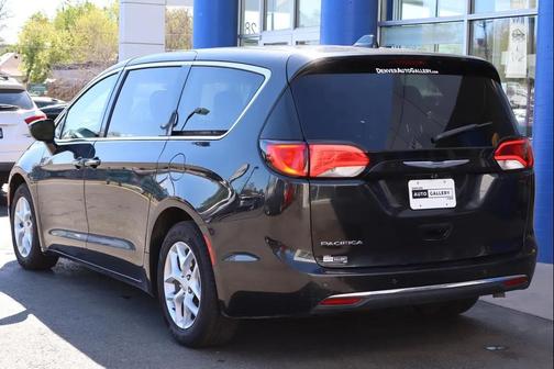 Brilliant Black Crystal Pearlcoat 2018 Chrysler Pacifica Touring Plus
