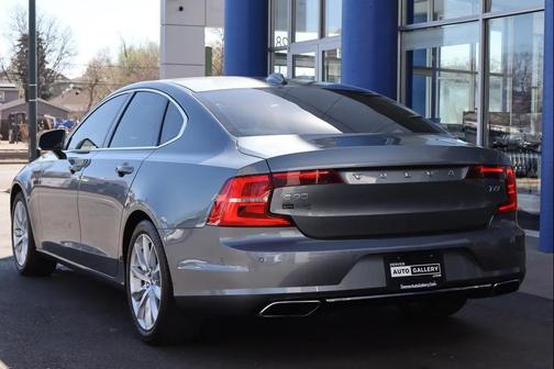 Bright Silver Metallic 2017 Volvo S90 T6 Momentum