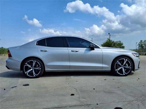 2024 Volvo S60 B5 Core Dark Theme