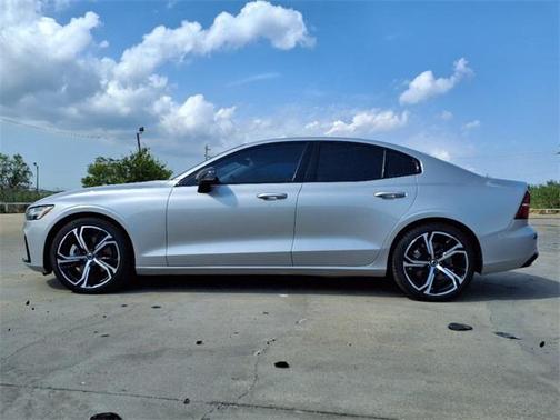 2024 Volvo S60 B5 Core Dark Theme