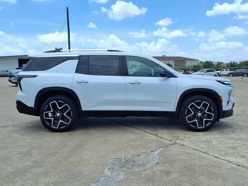 Polar White Tricoat 2026 Chevrolet Traverse High Country