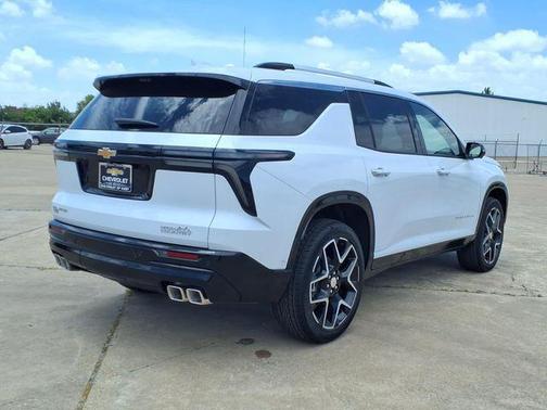 Polar White Tricoat 2026 Chevrolet Traverse High Country