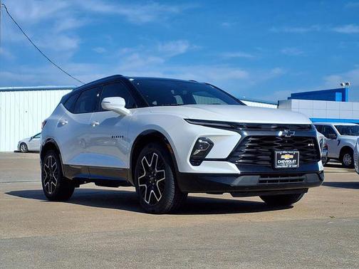 Iridescent Pearl Tricoat 2023 Chevrolet Blazer RS