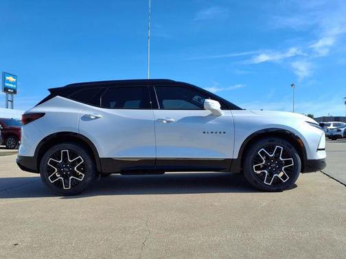 Iridescent Pearl Tricoat 2023 Chevrolet Blazer RS