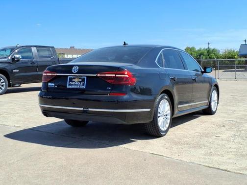Deep Black 2017 Volkswagen Passat 1.8T SE