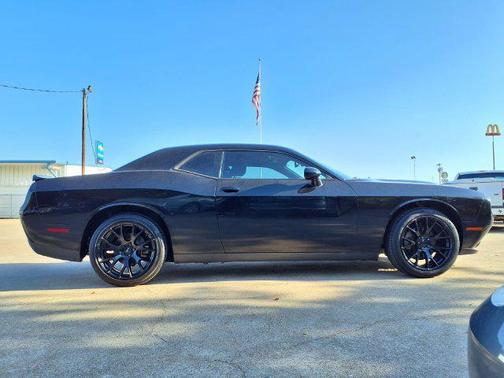 Pitch Black Clearcoat 2022 Dodge Challenger SXT