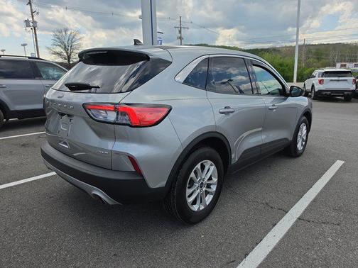 Iconic Silver Metallic 2022 Ford Escape SE