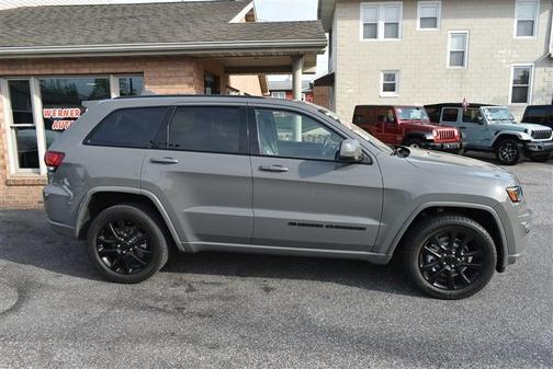 Sting-Gray Clearcoat 2022 Jeep Grand Cherokee Laredo