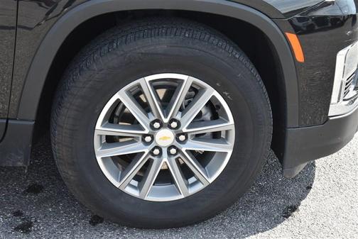 Mosaic Black Metallic 2022 Chevrolet Traverse LT Cloth