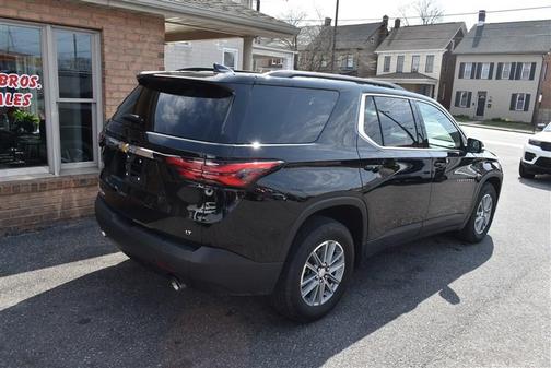 Mosaic Black Metallic 2022 Chevrolet Traverse LT Cloth