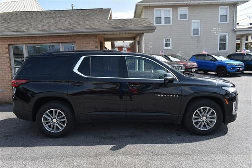 Mosaic Black Metallic 2022 Chevrolet Traverse LT Cloth