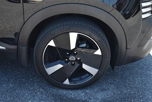Super Black 2025 Nissan Kicks SR