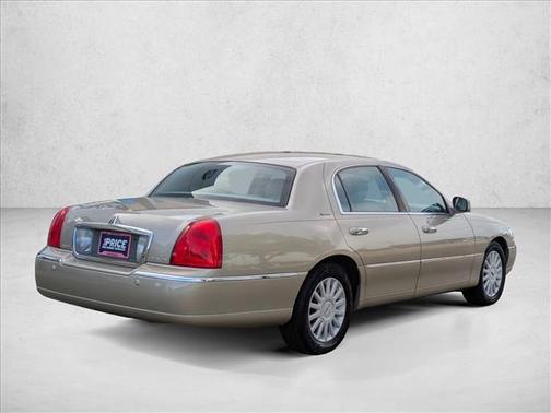 White 2005 Lincoln Town Car Signature