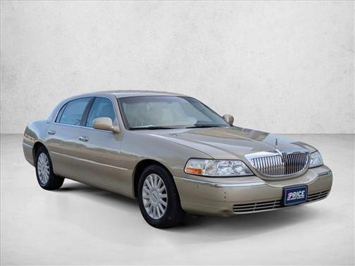 White 2005 Lincoln Town Car Signature