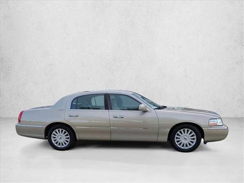 White 2005 Lincoln Town Car Signature