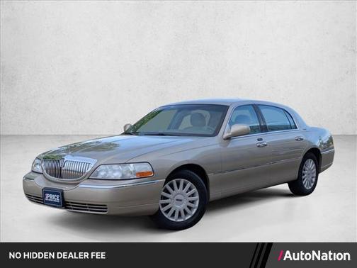 White 2005 Lincoln Town Car Signature