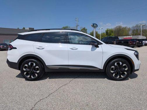 Glacial White Pearl 2023 Kia Sportage X-Line