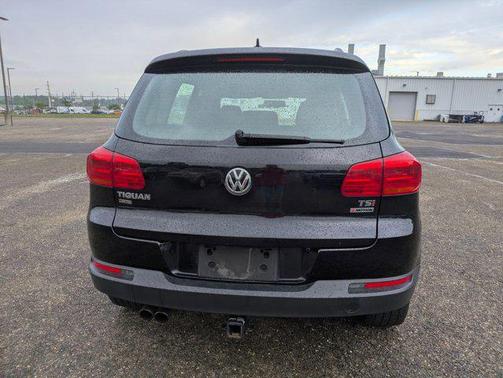 Deep Black Pearl Metallic 2017 Volkswagen Tiguan Limited 2.0T