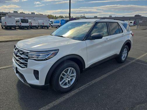 Star White Metallic Tri-Coat 2026 Ford Explorer Active