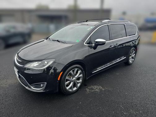 Brilliant Black Crystal Pearlcoat 2020 Chrysler Pacifica Limited