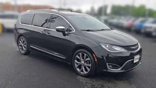 Brilliant Black Crystal Pearlcoat 2020 Chrysler Pacifica Limited