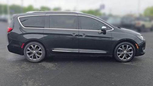 Brilliant Black Crystal Pearlcoat 2020 Chrysler Pacifica Limited