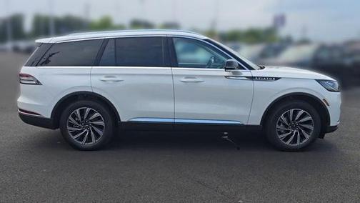 Pristine White Metallic Tri-Coat 2026 Lincoln Aviator Premiere