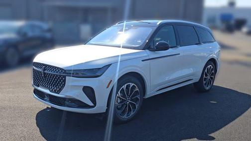 White Platinum Metallic Tri-Coat 2026 Lincoln Nautilus Reserve