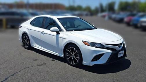 Super White 2018 Toyota Camry SE