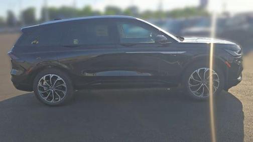 Infinite Black Metallic Clearcoat 2026 Lincoln Nautilus Reserve