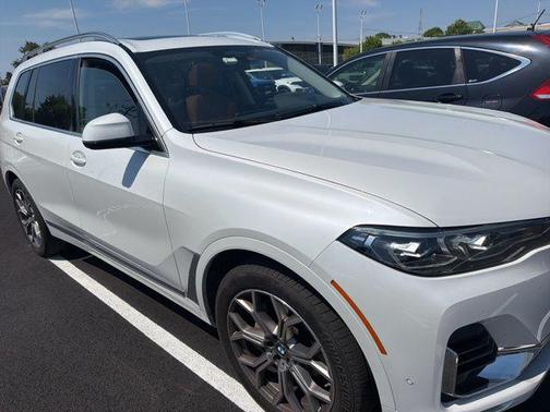 Mineral White Metallic 2022 BMW X7 xDrive40i