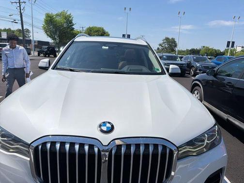 Mineral White Metallic 2022 BMW X7 xDrive40i