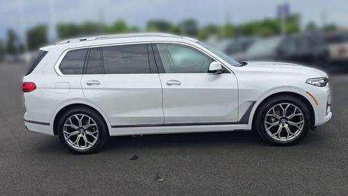 Mineral White Metallic 2022 BMW X7 xDrive40i