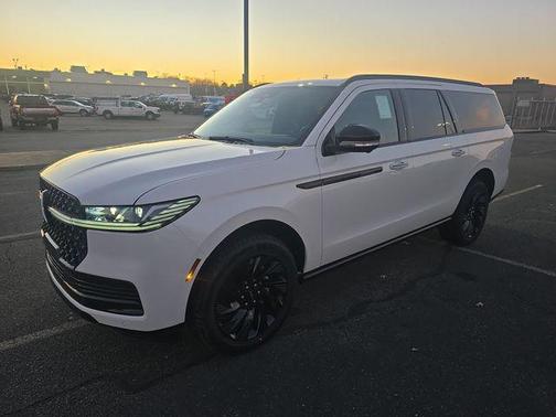 Star White Metallic Tri-Coat 2026 Lincoln Navigator Reserve