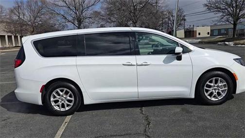 2022 Chrysler Voyager LX