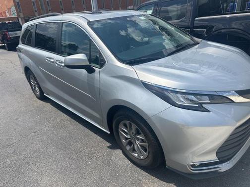 2022 Toyota Sienna XLE 8 Passenger