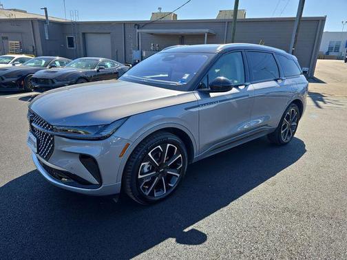 Lustrous Gray Metallic 2025 Lincoln Nautilus Reserve