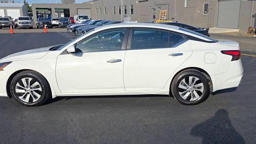 Glacier White 2022 Nissan Altima S FWD