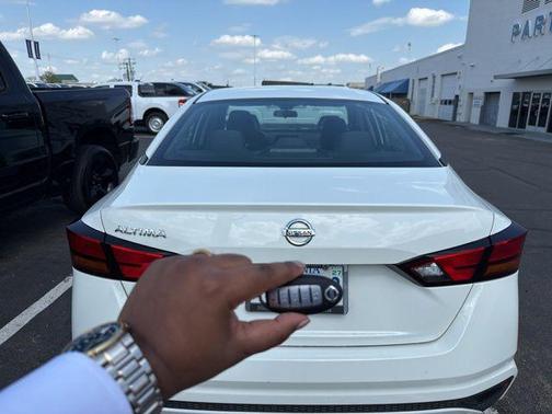 Glacier White 2022 Nissan Altima S FWD