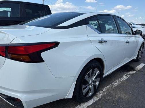 Glacier White 2022 Nissan Altima S FWD