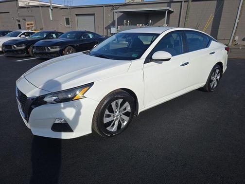 Glacier White 2022 Nissan Altima S FWD