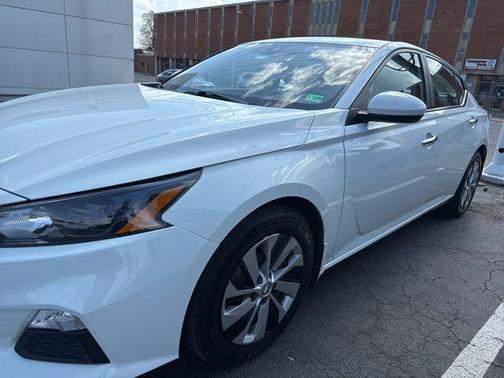 Glacier White 2022 Nissan Altima S FWD
