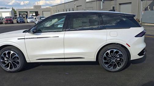 White Platinum Metallic Tri-Coat 2026 Lincoln Nautilus Reserve